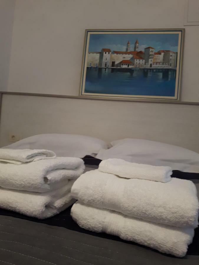 Apartments Nika Trogir Exteriör bild